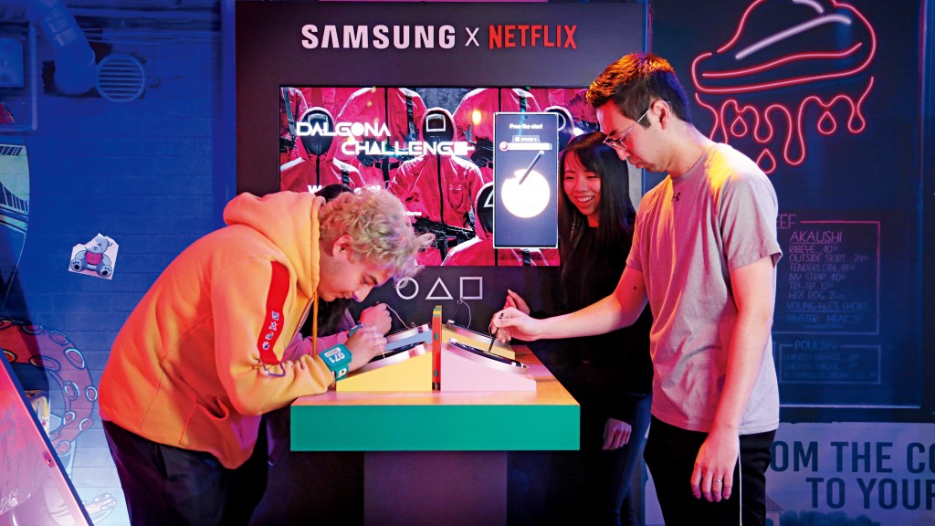 三星電子去年底宣布與Netflix合作,成為其即將推出的快閃實境體驗《魷魚遊戲:終極審判》官方合作夥伴。 三星電子去年底宣布與Netflix合作,成為其即將推出的快閃實境體驗《魷魚遊戲:終極審判》官方合作夥伴。