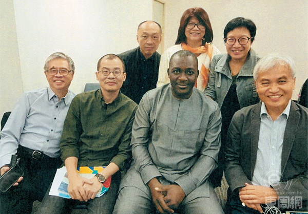 二〇一七年香港世界文化藝術節主題是非洲，張秉權（右一）參與國際交流。