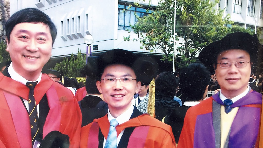 榮獲醫學博士銜頭的莫仲棠教授（中），與中大前校長沈祖堯教授（左）及腦神經科專家黃家星教授（右）合照。