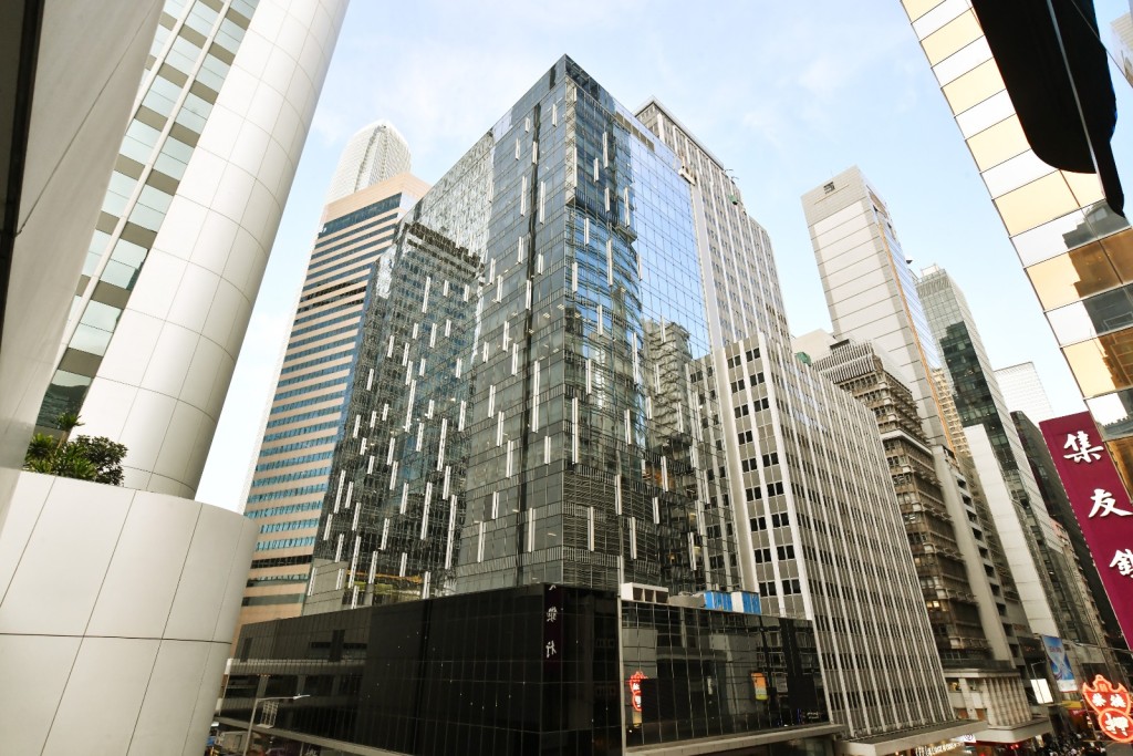 持有盈置大廈的「盈本有限公司」(Mutual Capital Limited)董事,改為王婷萱(WANG Ting Hsuan)接任,王註冊的通訊地址為台北市中正區羅斯福路的一個地址,顯示買家為台灣資金。 持有盈置大廈的「盈本有限公司」(Mutual Capital Limited)董事,改為王婷萱(WANG Ting Hsuan)接任,王註冊的通訊地址為台北市中正區羅斯福路的一個地址,顯示買家為台灣資金。