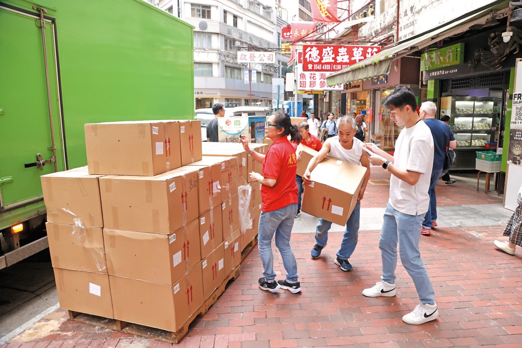 踏入食大閘蟹高峰期，成隆行大閘蟹專門店負責人之一蔡育智稱，現時兩日收一次貨，上周四就收了一千公斤蟹。