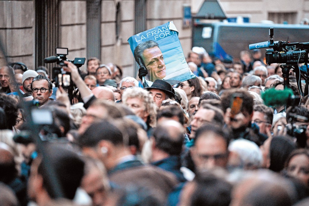 大批支持者到場聲援,齊齊唱歌為薩爾科齊送行。 大批支持者到場聲援,齊齊唱歌為薩爾科齊送行。