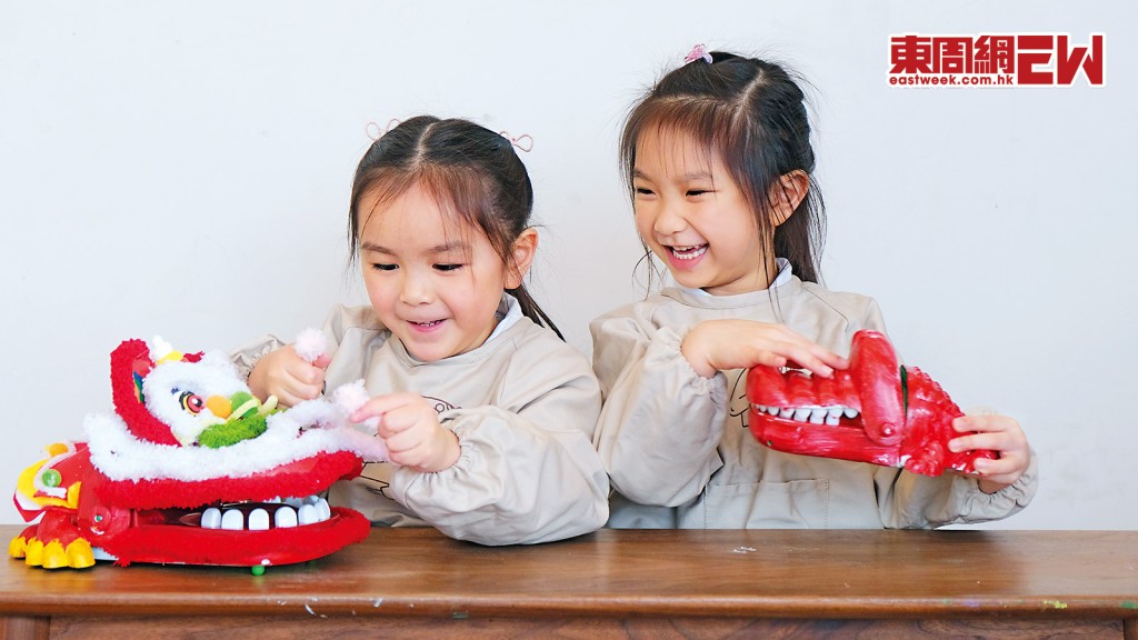 兩位小朋友在鱷魚玩具上加上裝飾，將它變成年獸玩具，發揮創意。
