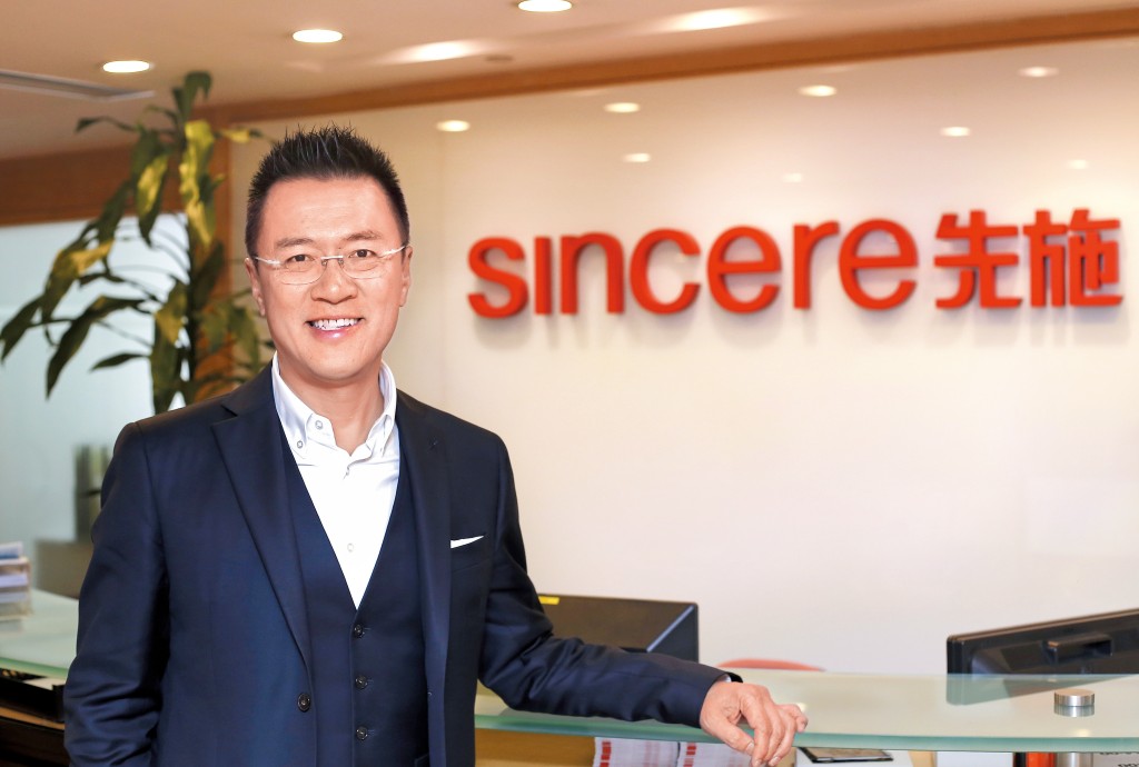 先施創辦人馬氏家族後人馬景煊曾嘗試年輕化策略,然而未能成功,最後將控股權出售予中資內房企業偉祿集團。 先施創辦人馬氏家族後人馬景煊曾嘗試年輕化策略,然而未能成功,最後將控股權出售予中資內房企業偉祿集團。