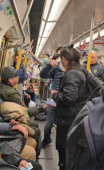 女乘客中拳後連聲表示「我要報警」，保持理性未有還手。