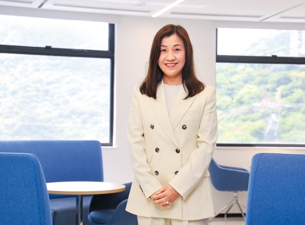 藍十字首席執行官謝佩蘭說,自己行事秉持兩大原則—誠信(Integrity)及尊重(Respect),源於父親的身教。 藍十字首席執行官謝佩蘭說,自己行事秉持兩大原則—誠信(Integrity)及尊重(Respect),源於父親的身教。