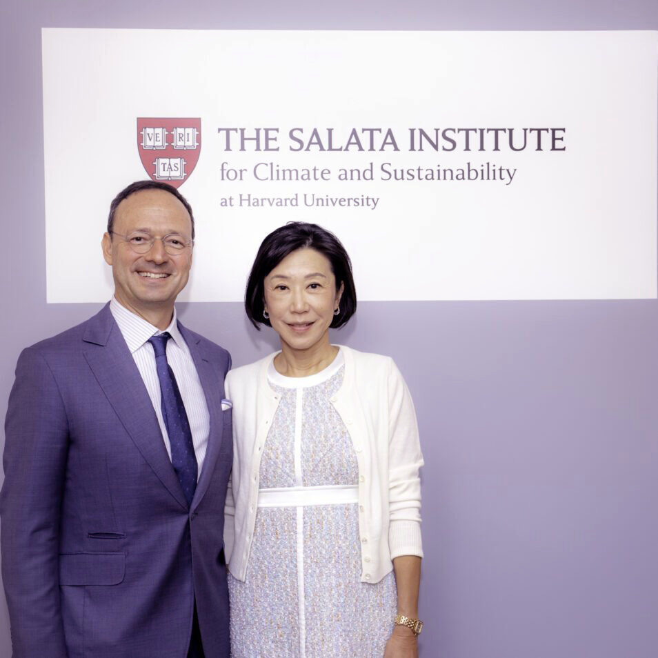 莊佳誠妻子龐夢貽（右）為已故「鋼鐵大王」龐鼎元孫女。