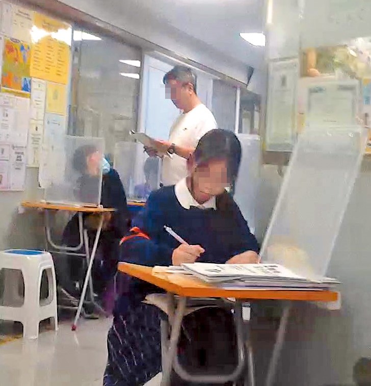 多名學生被安排在商場通道補習。