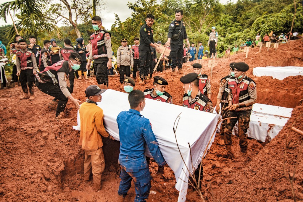 印尼水災罹難者眾，政府要協助埋葬遺體。