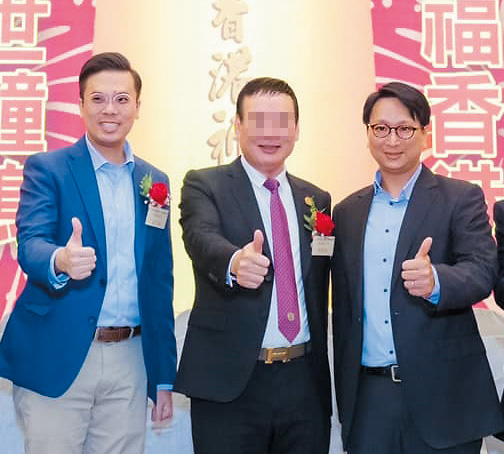 立法會議員鄧家彪(右一)及梁文廣(左一)曾與劉X燦(中)合照。 立法會議員鄧家彪(右一)及梁文廣(左一)曾與劉X燦(中)合照。