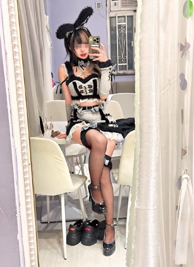 女僕輪流在咖啡店當值,並拍攝誘人相片。 女僕輪流在咖啡店當值,並拍攝誘人相片。