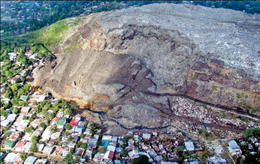 政府缺監管下，令非法垃圾場不時發牛崩塌意外。