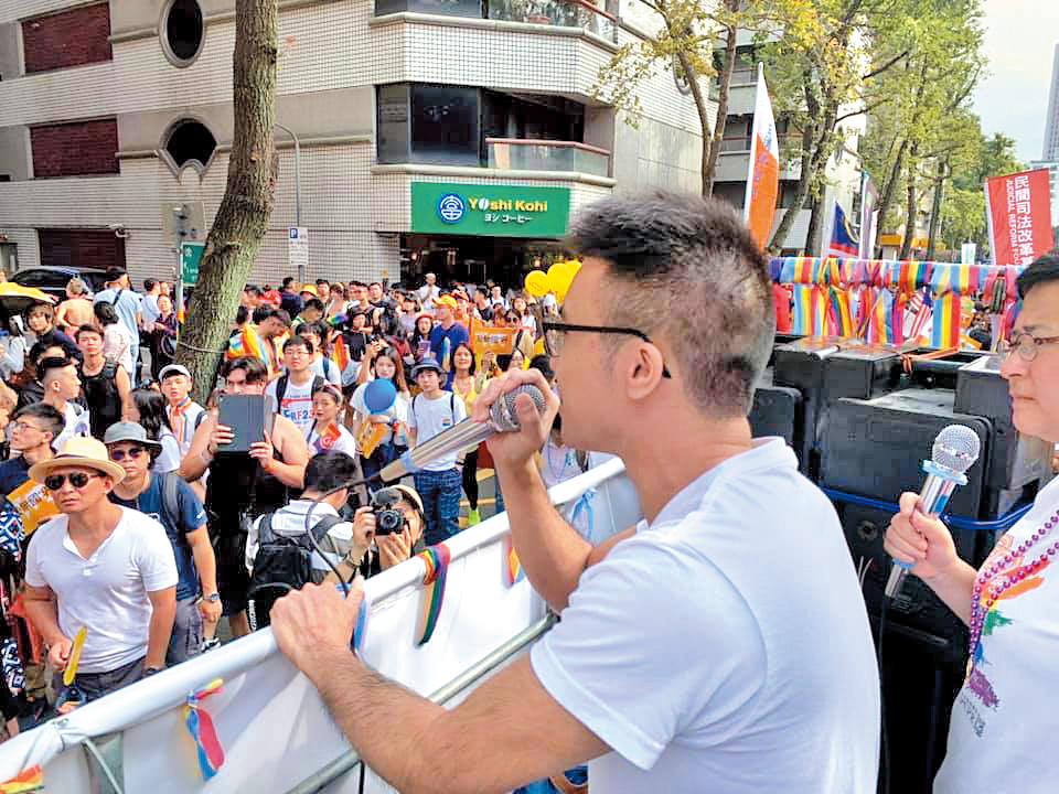 謝浩霖獲台灣伴侶權益推動聯盟成員支持「免術換證」,「跨男」沒有接受全套變性手術,亦有權更換性別。 謝浩霖獲台灣伴侶權益推動聯盟成員支持「免術換證」,「跨男」沒有接受全套變性手術,亦有權更換性別。