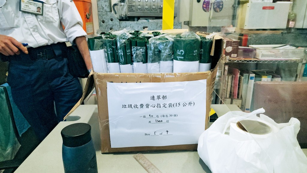 柴灣連翠邨有二百八十多戶是今次試點，物管公司預先派發指定垃圾袋。