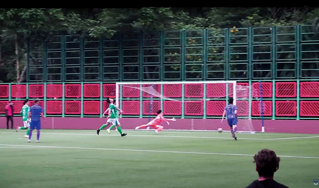 前年愉園對公民賽事之中，一名愉園球員回防時，突然伸出右腳把皮球踢入自己龍門。