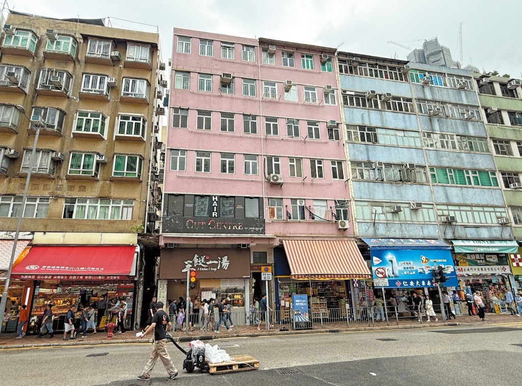大圍美綸樓一住宅單位由鄉委會管理,曾涉嫌多次違反地契條款,出租予美容公司作商業用途。 大圍美綸樓一住宅單位由鄉委會管理,曾涉嫌多次違反地契條款,出租予美容公司作商業用途。