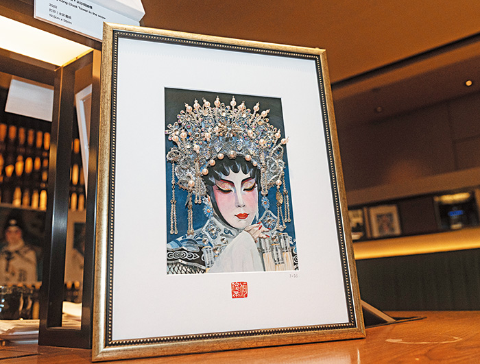 畫展主題作《楔子》,以珍珠和鑽石特製的立體鳳冠吸引眼球,心口針又可拆來出佩戴,實用和藝術價值高。 畫展主題作《楔子》,以珍珠和鑽石特製的立體鳳冠吸引眼球,心口針又可拆來出佩戴,實用和藝術價值高。