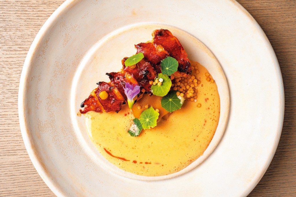 Scottish Blue Lobster, Hokkaido Pumpkin, 'Nduja 烤蘇格蘭藍龍蝦伴幼滑的日本南瓜蓉、白奶油醬汁、Nduja辣肉醬油及日本脆米餅，充滿新意。