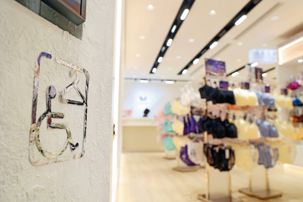 青衣店引入本地內衣界少見的無障礙試身室,由門面至進入試身室的寬度均足夠讓輪椅人士通過。 青衣店引入本地內衣界少見的無障礙試身室,由門面至進入試身室的寬度均足夠讓輪椅人士通過。