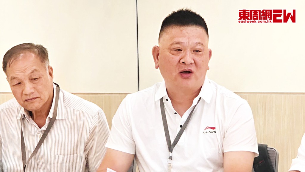 施毅鵬希望港島地區,特別是東區,加裝站內停泊標誌的工程可以提速處理。
