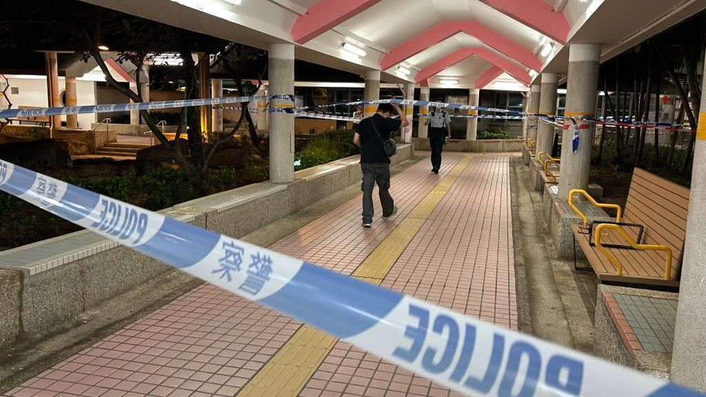 警員封鎖大廈一帶進行調查。 警員封鎖大廈一帶進行調查。