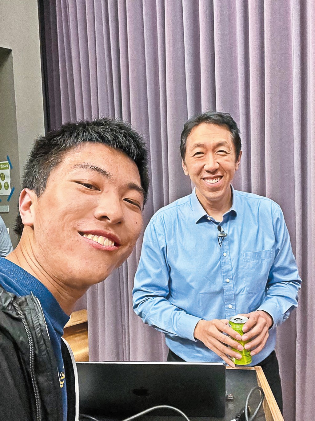 於德悅在校內喜與殿堂級 AI 科學家教授學習，包括AI教母李飛飛（上）及深度學習領域專家吳恩達（下）。