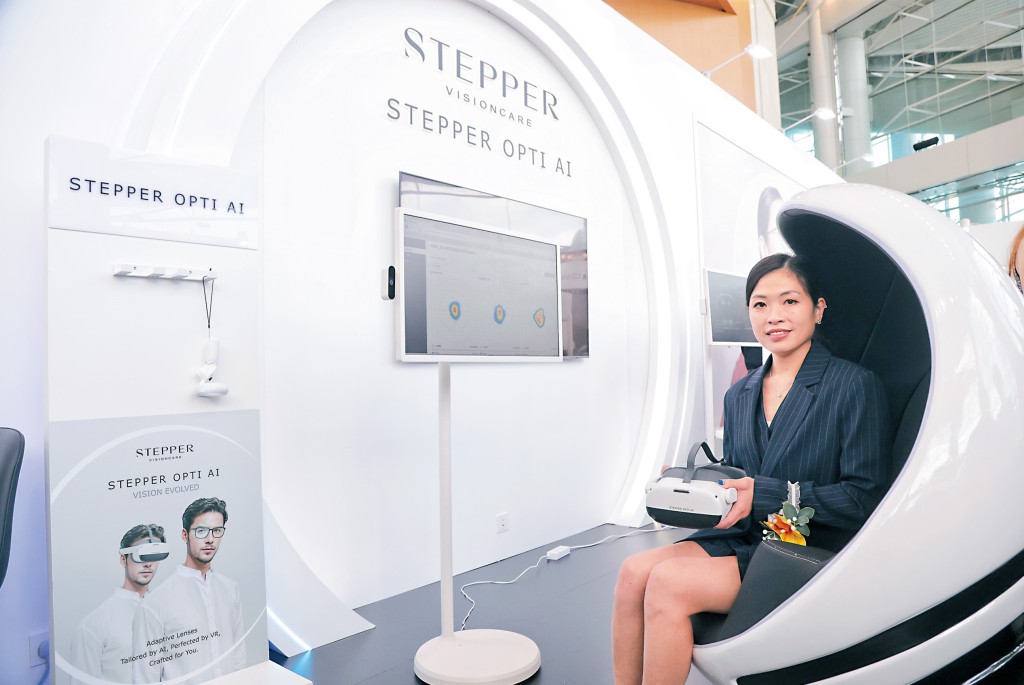 吳逸珊表示集團為了作出新突破，五年前開始着手研發智能眼鏡。