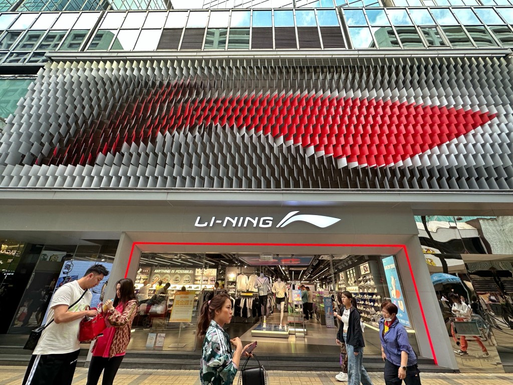 李寧去年在尖沙咀廣東道開設逾7000呎旗艦店。