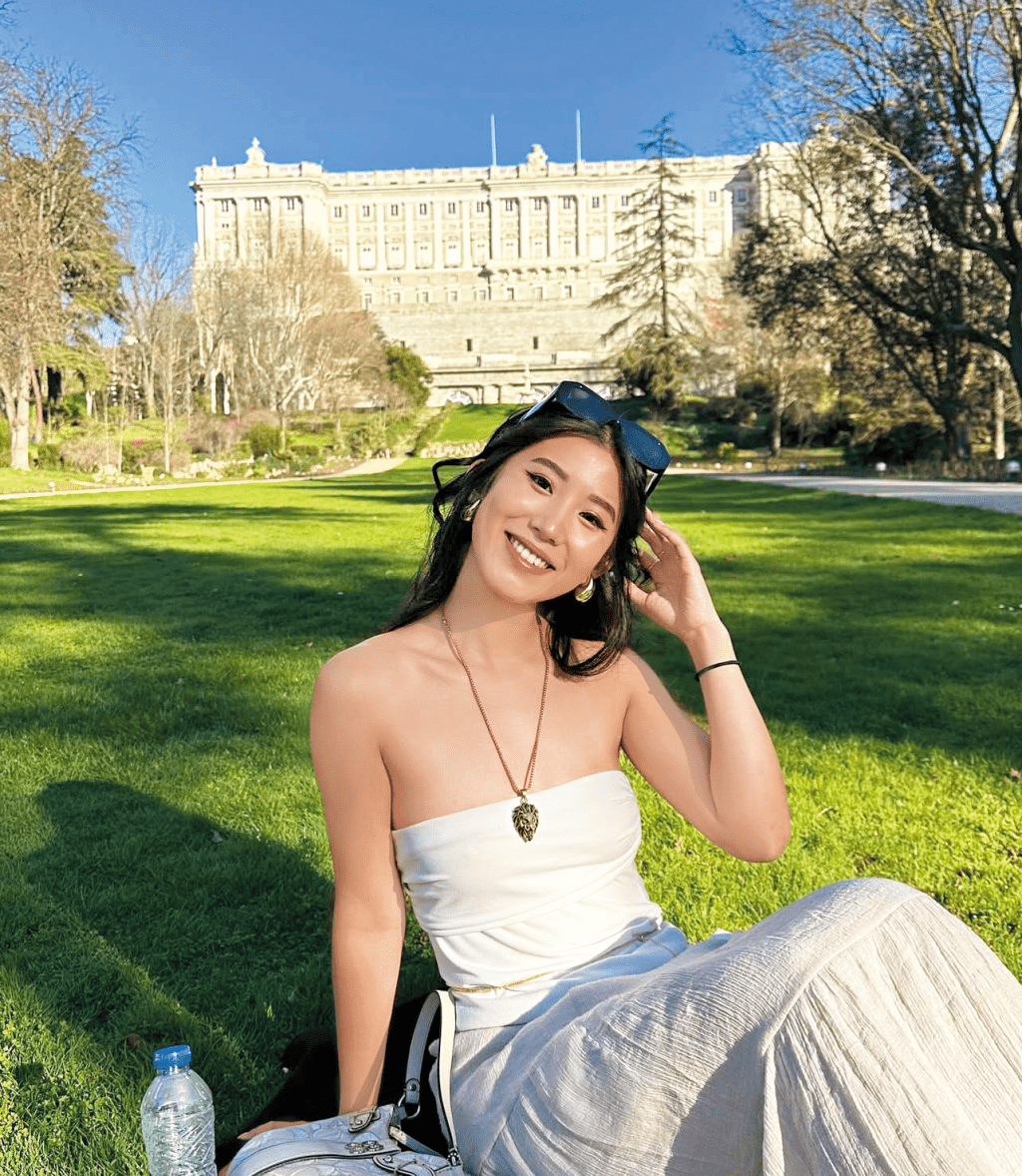 李婉華的大女Natalie,現時才22歲,不但青春無敵,且形象性感豪邁,難怪特別受異性歡迎,追求者眾多。 李婉華的大女Natalie,現時才22歲,不但青春無敵,且形象性感豪邁,難怪特別受異性歡迎,追求者眾多。