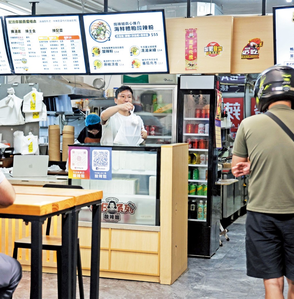 「酸辣姐」老闆陳先生稱,九龍灣店現用 Keeta、foodpanda 以及收費較平的客人自行落單網站PinMe,認為落單網站很適合車仔麵形式外賣,成本亦較Keeta 抽佣低。 「酸辣姐」老闆陳先生稱,九龍灣店現用 Keeta、foodpanda 以及收費較平的客人自行落單網站PinMe,認為落單網站很適合車仔麵形式外賣,成本亦較Keeta 抽佣低。