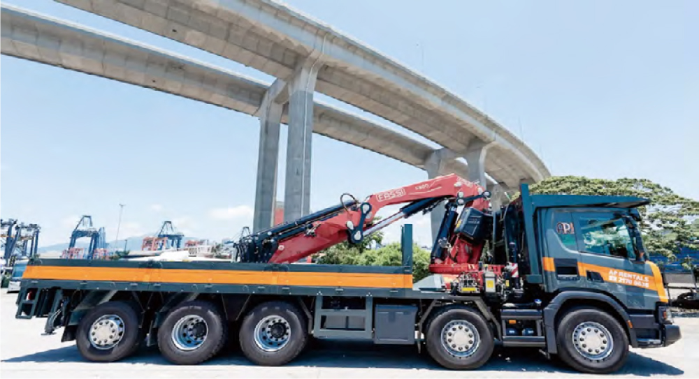 較早前，亞積邦購入了全港第一部使用生物柴油的Scania P410 FX貨車式重型起重機，其所使用的的生物柴油乃是碳中和的燃料，更有助減少本地廢料的產生，從而促進再循環經濟。