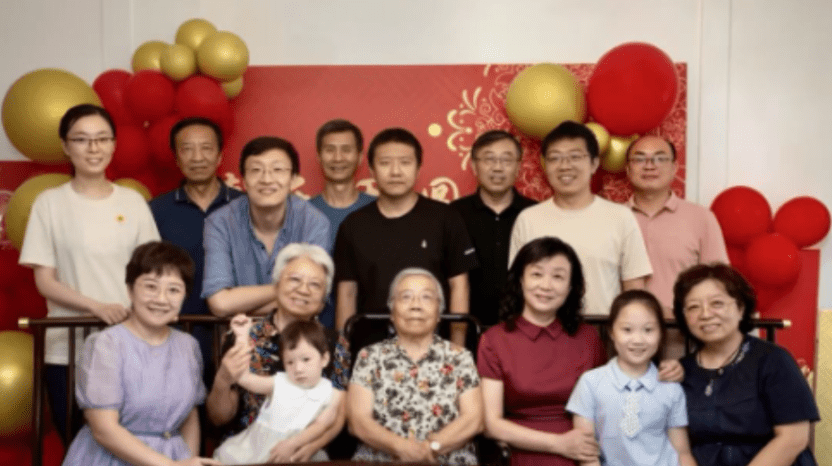 鄧煜母親的家族也出了多個學霸，其表兄弟姊妹均獲保送入讀頂尖學府。