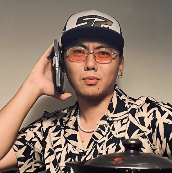 攬佬年紀算小,但有不少網友就指他樣子比較成熟,人如其名「佬味十足」。 攬佬年紀算小,但有不少網友就指他樣子比較成熟,人如其名「佬味十足」。
