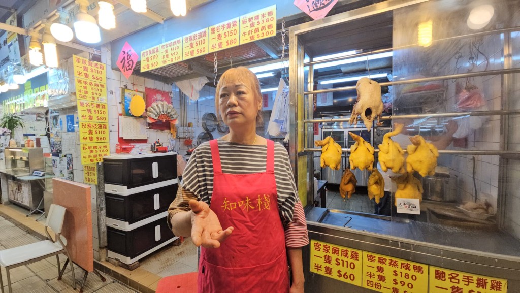 大埔墟街市售賣鹹雞的店鋪負責人高妹指出，開關後街市人流不斷減少， B8城巴增加班次更令情況雪上加霜