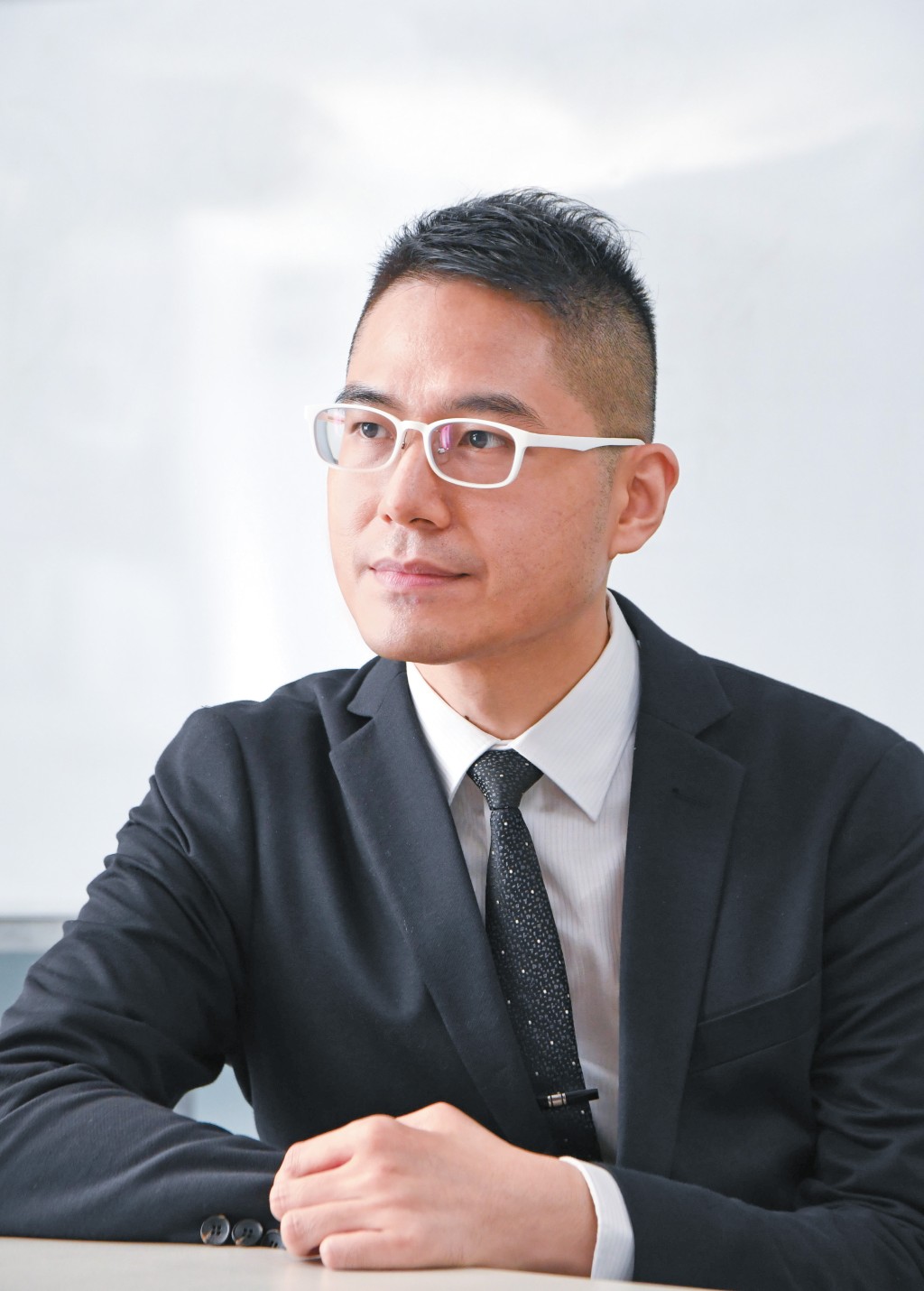 聶振邦指阿里可在一百一十五至一百二十元之間入手，具防守性，風險較低。