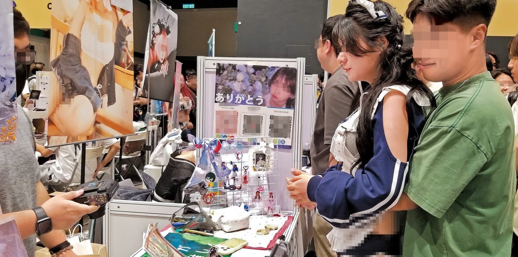 動漫節有扮演者主動讓購買「互動拍照券」的男粉抱着她拍照。 動漫節有扮演者主動讓購買「互動拍照券」的男粉抱着她拍照。