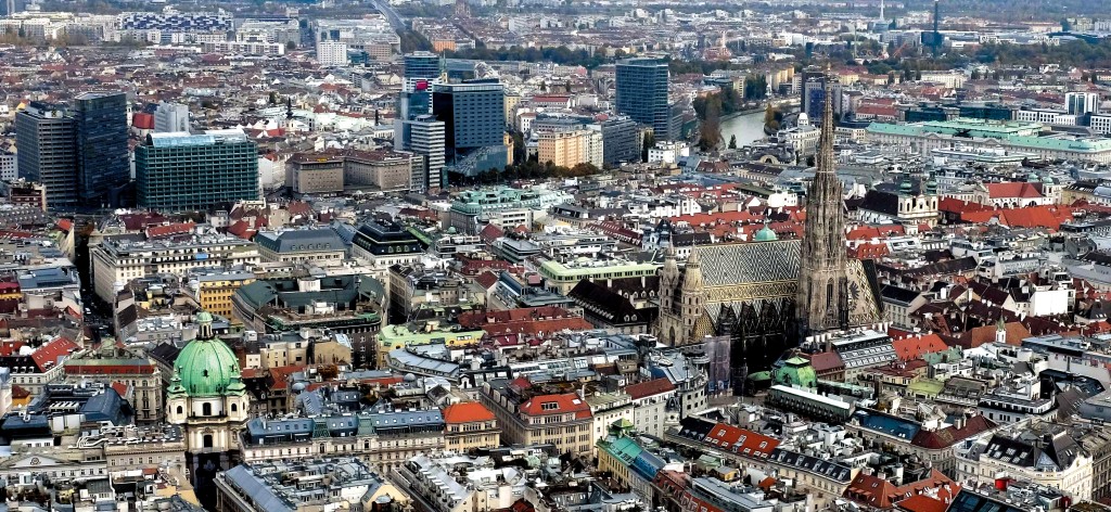 創辦人René Benko奧地利出生，九九年開了只有兩名員工的地產公司，專門在奧地利收購老舊住宅單位，然後翻新再轉售獲利。