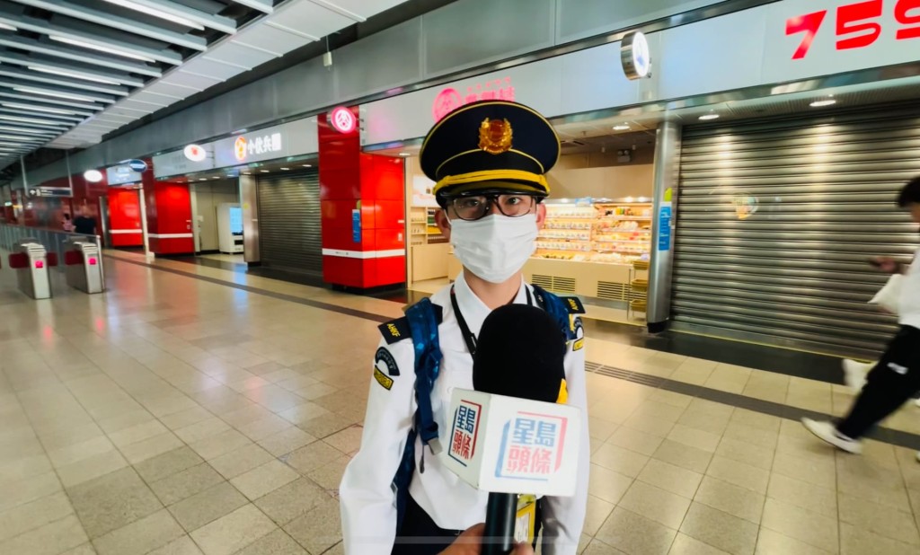 賴同學一早便穿著整齊的升旗隊制服上學,他表示,知道將軍澳綫昨日壞車,但未有特別調整出門返學時間 賴同學一早便穿著整齊的升旗隊制服上學,他表示,知道將軍澳綫昨日壞車,但未有特別調整出門返學時間