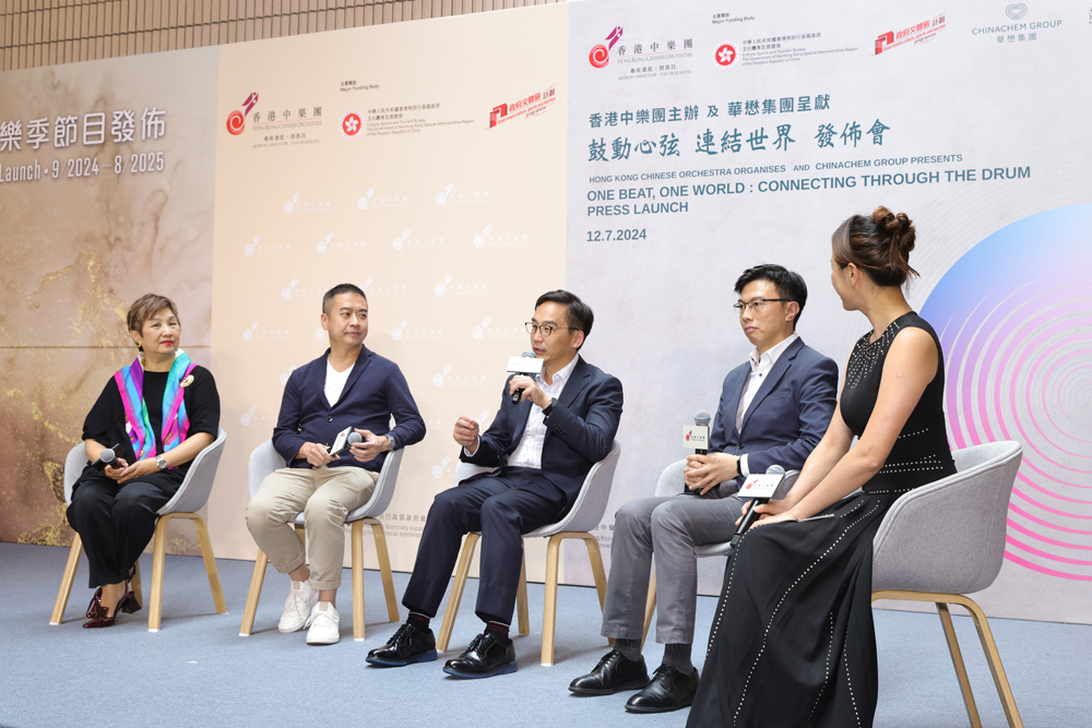 錢敏華博士與來賓余健強、唐恂及崔定邦於台上。