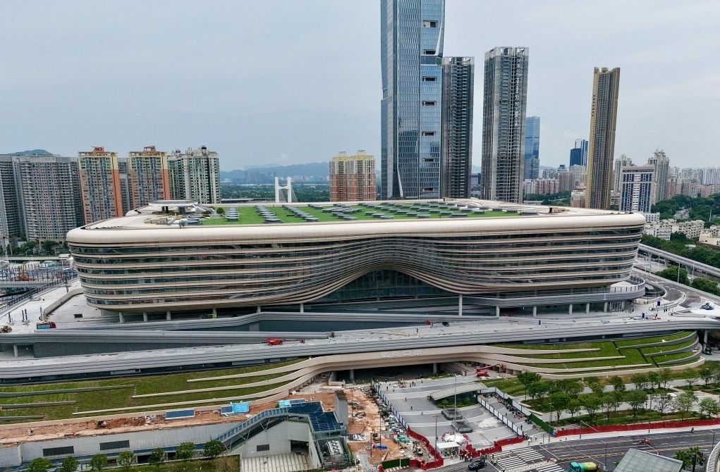 新皇崗口岸佔地面積約8.75公頃，口岸聯檢大樓以多層式設計，總建築面積約69萬平方米。  