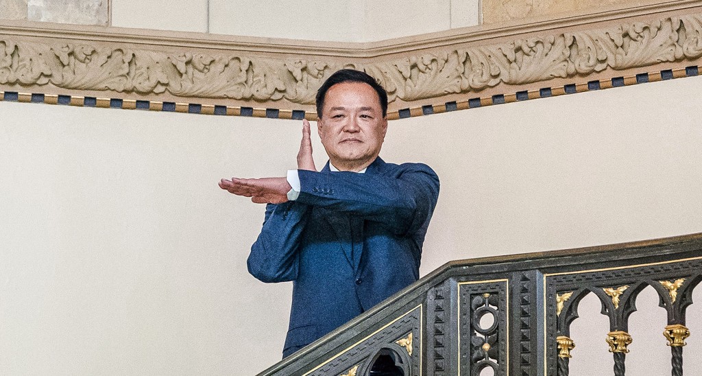 阿努廷雖然很大機會續任總理， 但政治局勢把他夾在軍方與要求修憲的人民之間，兩邊不討好。