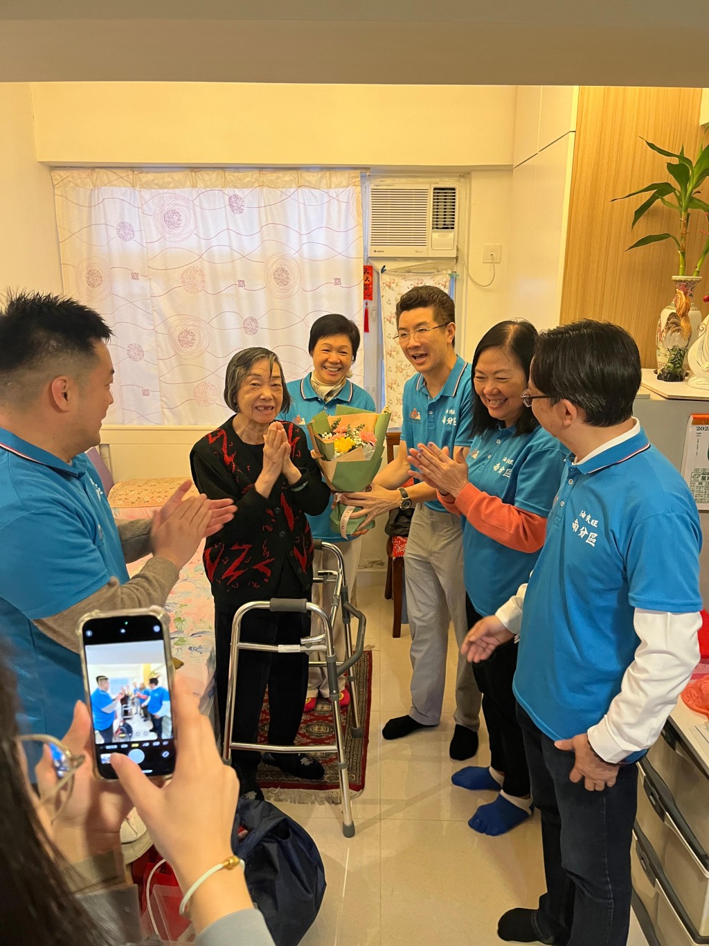 (左起)油尖旺南分區委員會委員王文斌，蕭穎賢，油尖旺南分區委員會主席江正本醫生，油尖旺南分區委員會委員陳玉琼以及黃國強與女性獨居長者交流