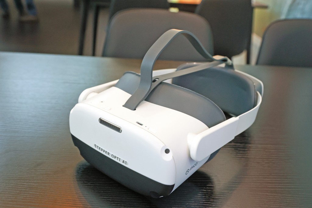 「STEPPER OPTI AI」是一個專門針對佩戴漸進鏡片的VR儀器，透過簡單VR互動，分析用家的視覺動態與注視習慣。