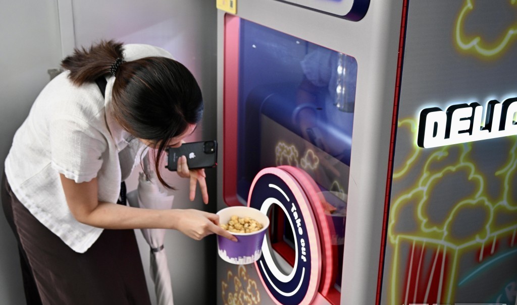 雪糕機和爆谷機由原材料至製成品全部在售賣機內以全自動模式進行，毋需人手操作。