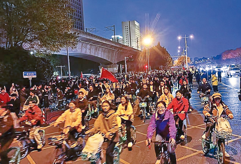 「夜騎開封」每晚吸引千計單車沿鄭開大道前往開封,令况路嚴重擁堵。 「夜騎開封」每晚吸引千計單車沿鄭開大道前往開封,令况路嚴重擁堵。