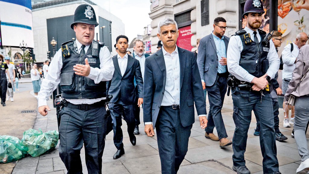 倫敦市長簡世德（中）事後表示會增加地區警力以應對大規模偷竊案。