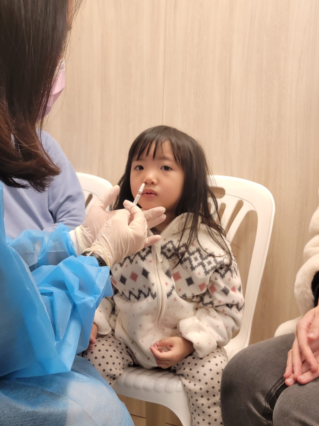 三歲的暖暖示範接種噴鼻式流感疫苗。