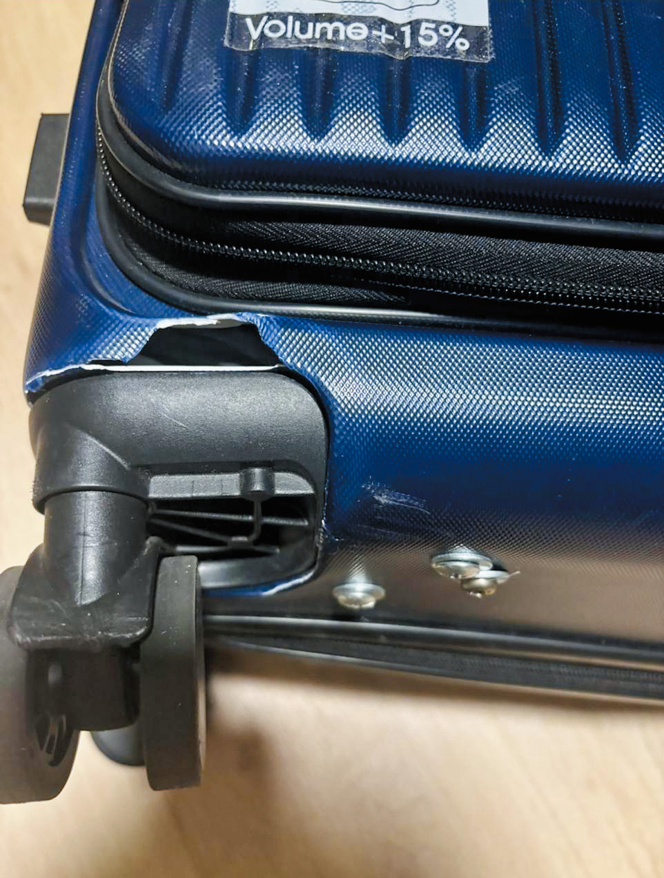 有團友發現，行李箱被人弄損。