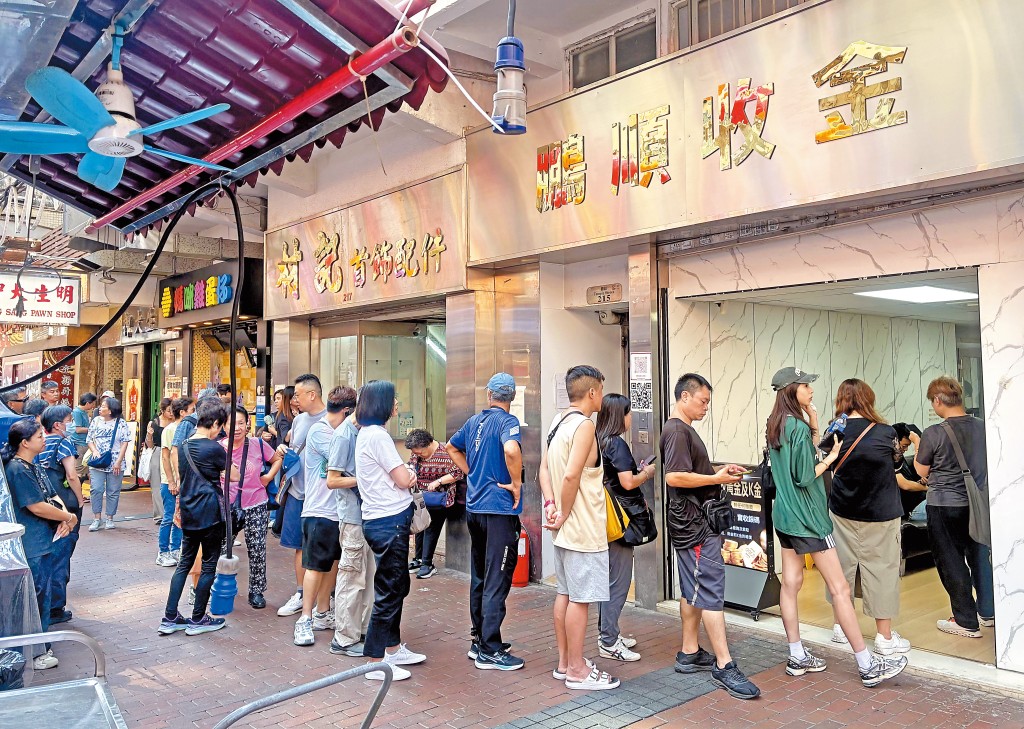 現時不少散戶買黃金的同時,「搭單」買銀條。 現時不少散戶買黃金的同時,「搭單」買銀條。