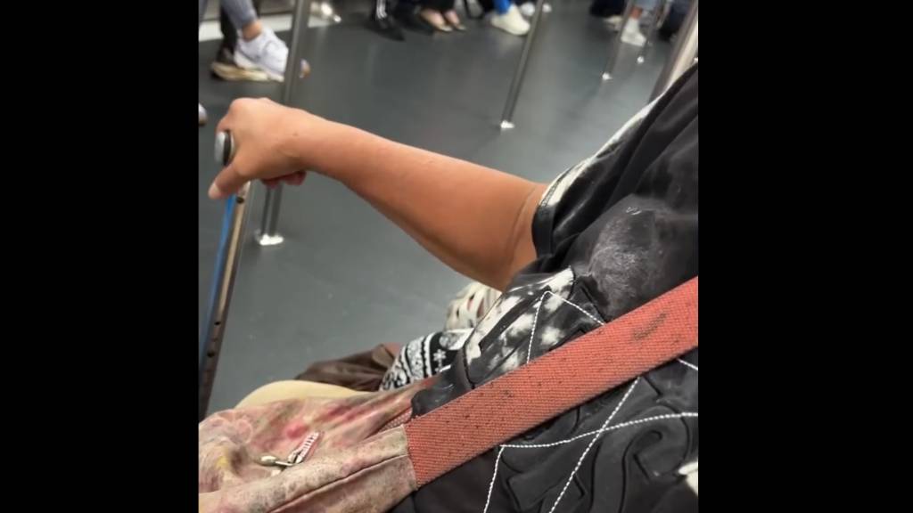 婆婆喝道:「我開車唔企得呀!我叫你讓個位畀我坐呀!」 婆婆喝道:「我開車唔企得呀!我叫你讓個位畀我坐呀!」